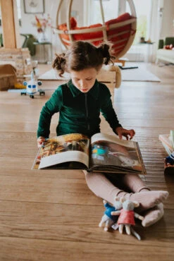 Dam Sam & Julia - Plush SAM | The Mouse Mansion(Sam Julia Plush Sam) -Curious Bear Toys 5203004 5203003 scene 1 900x f0a308d4 017d 4eae b928 aeec60238e58