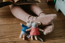 Dam Sam & Julia - Plush SAM | The Mouse Mansion(Sam Julia Plush Sam) -Curious Bear Toys 5203004 5203003 scene 2 900x 25caa704 5b33 47ed ab2b b943ccd0d490